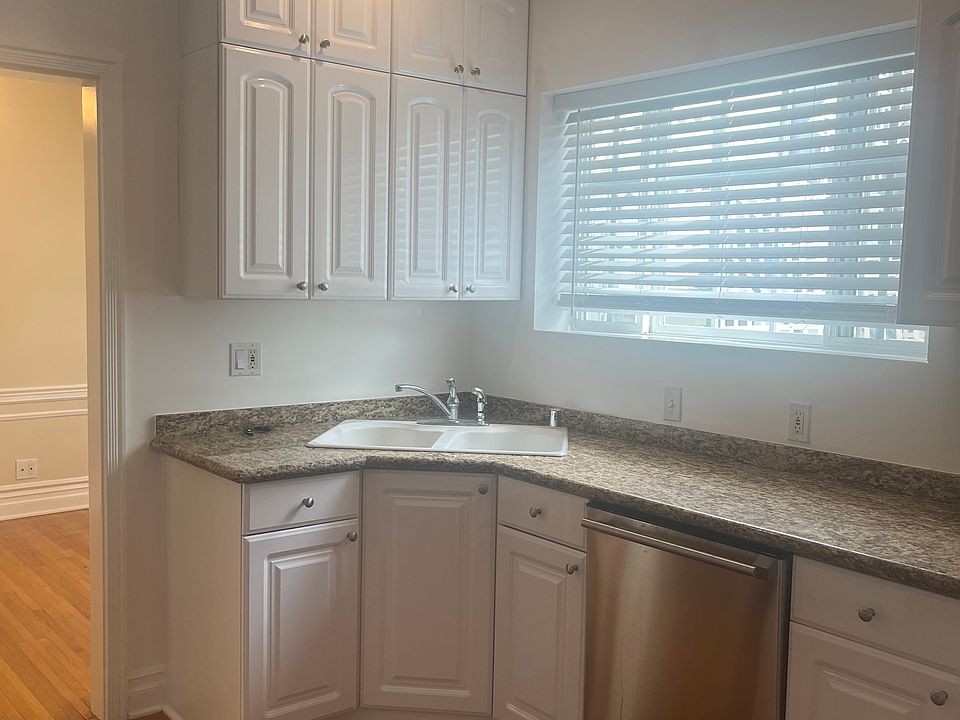 LARGE BRIGHT KITCHEN