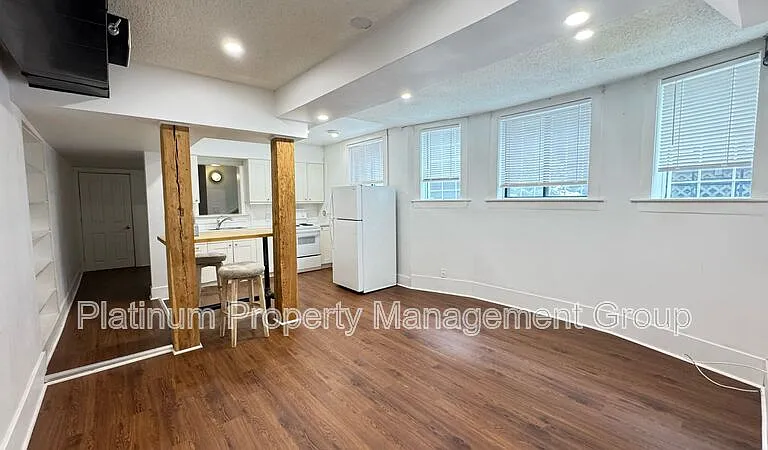 933 18th Ave SW #6 — Photo 5