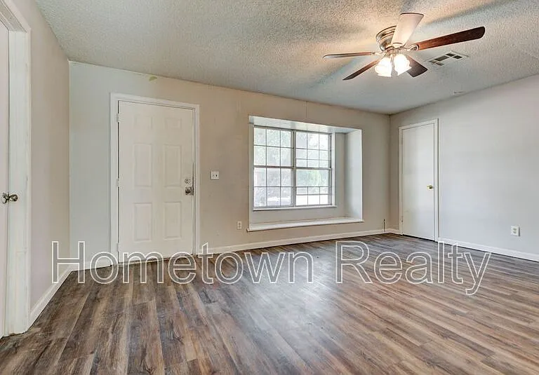 208 W Shadywood Dr — Photo 6