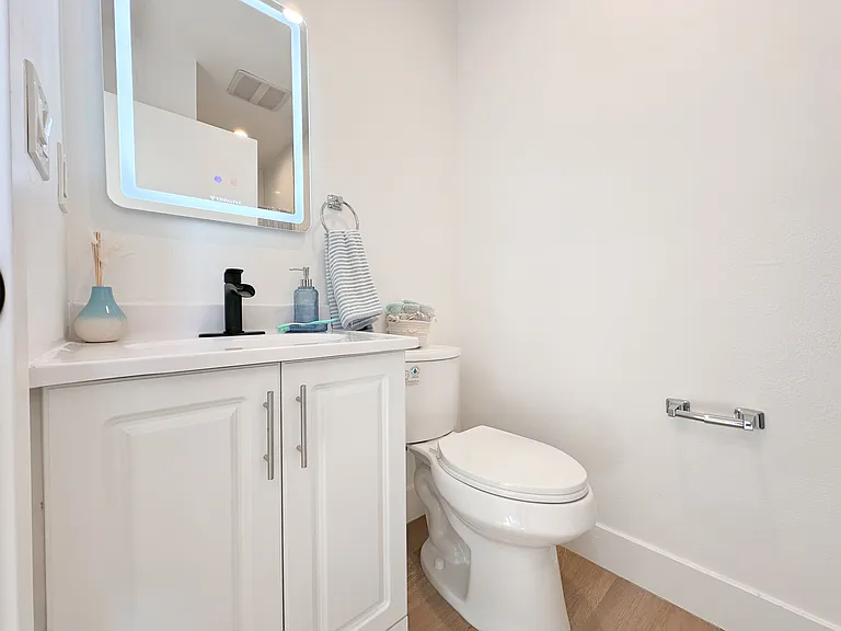 1338 West 35th Place — Photo 24
