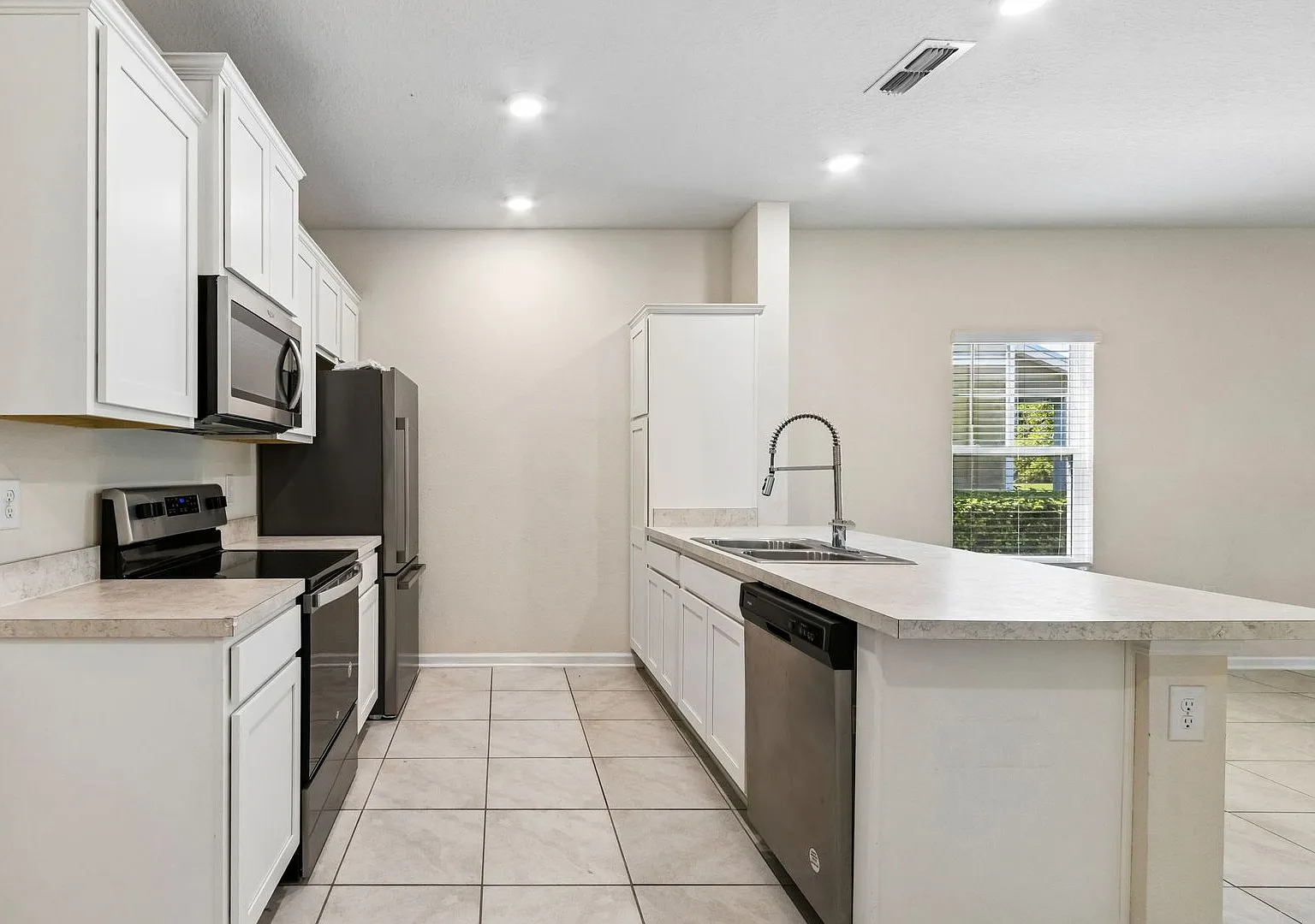 Spacious 3-Bedroom Townhome in Convenient Yulee Location — Photo 4
