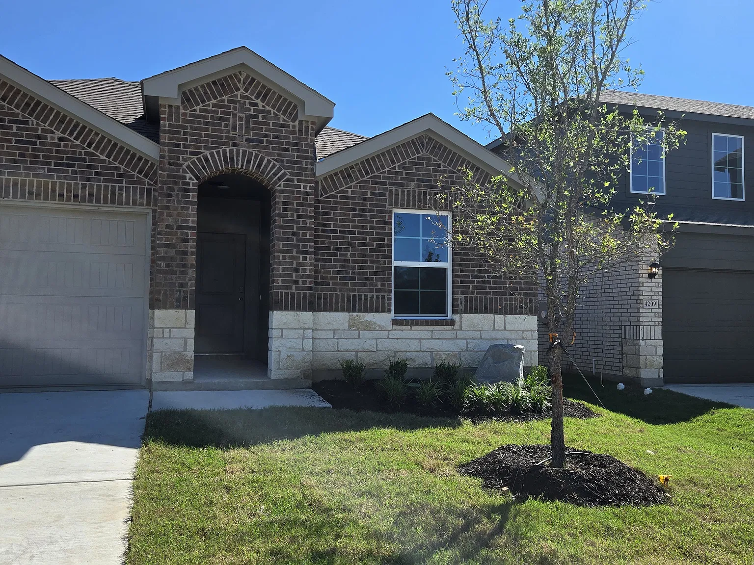 4 bed, 2.5 bath, 1876 sqft, $2,000 — Photo 2