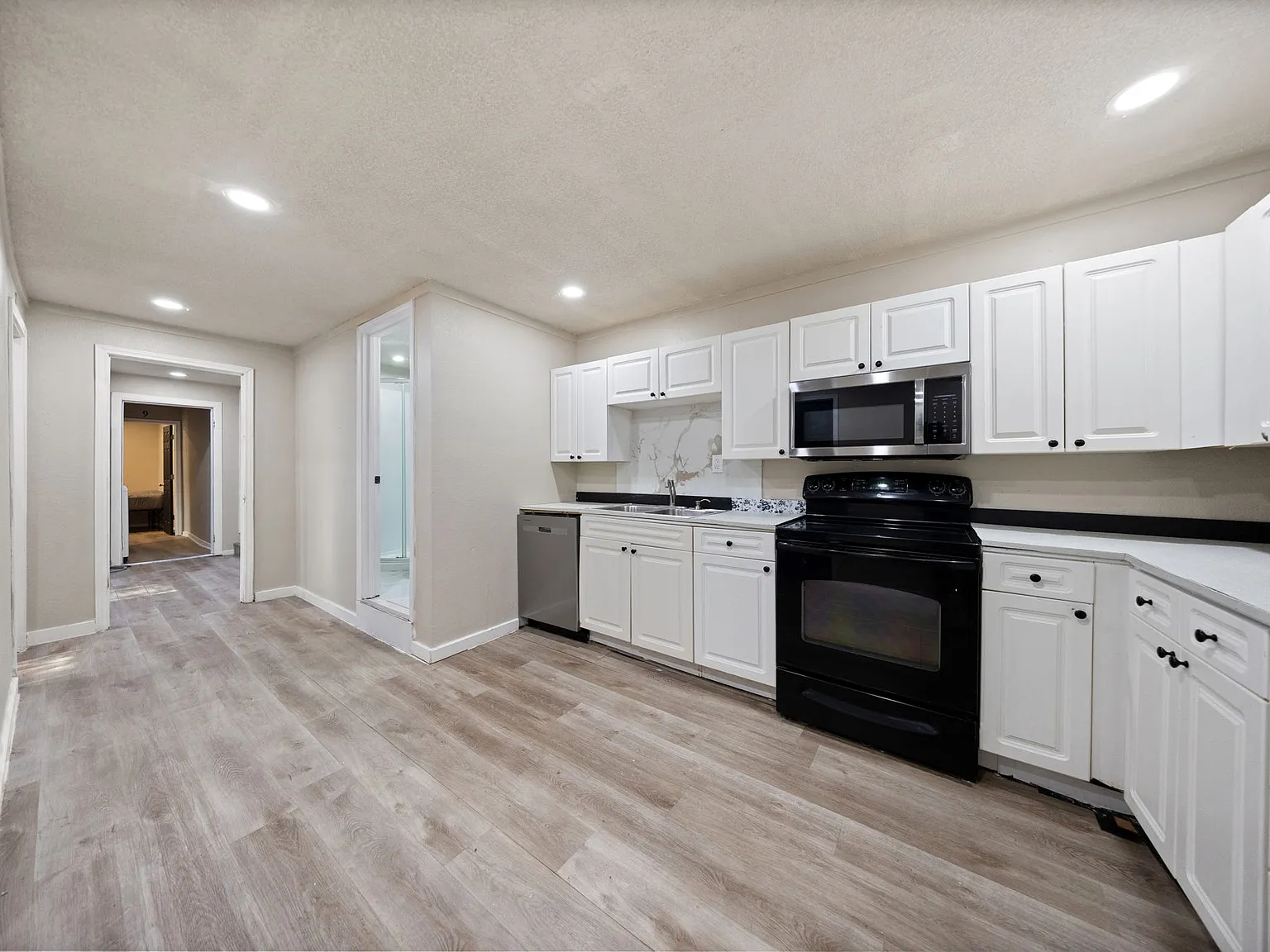 9 bed, 2894 sqft, $3,995 — Photo 4