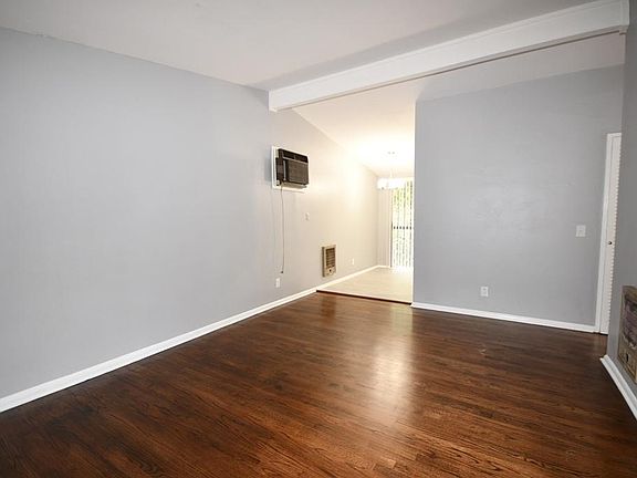 3rd image of 1610 Roanoke Ave