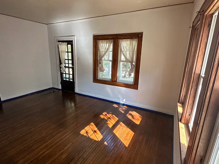 720 E University St — Photo 5