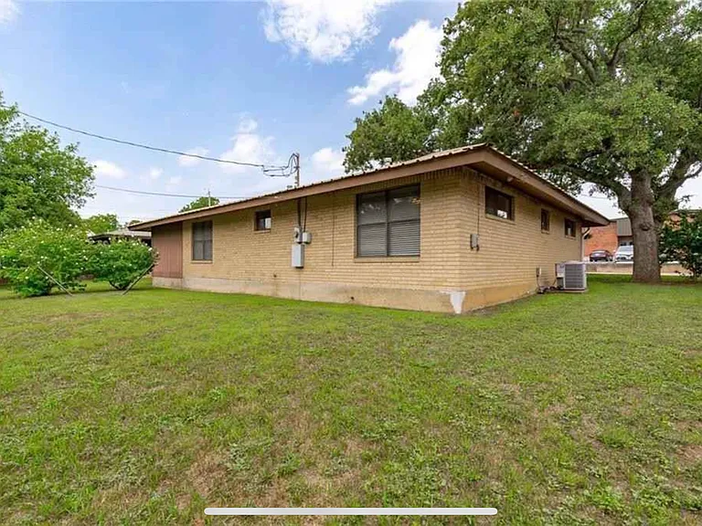 203 E Brier Ln — Photo 23