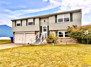 269 Oakbrook Dr, West Seneca, NY 14224