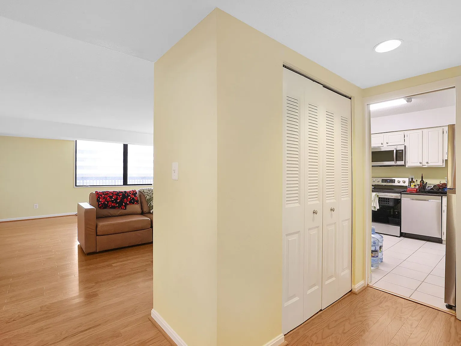 3 bed, 2.5 bath, 1705 sqft, $3,300 — Photo 2