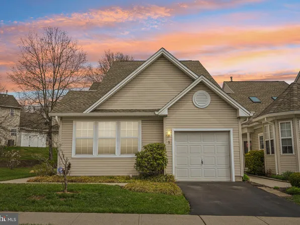 5 Fallview Ct, Hamilton, NJ 08690
