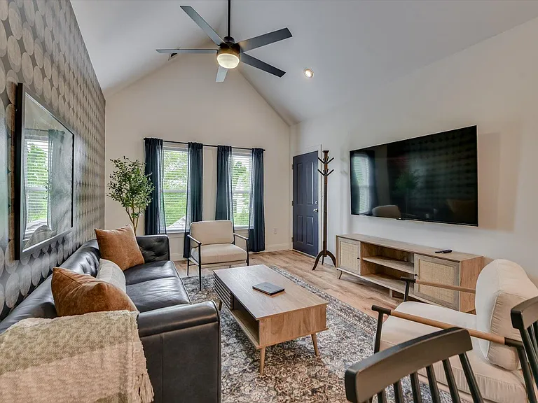 351 Landing Dr — Photo 4