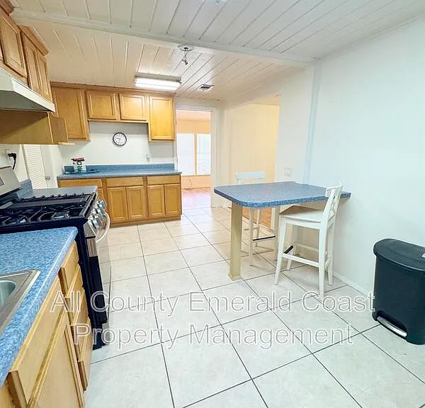733 Beach Dr — Photo 17