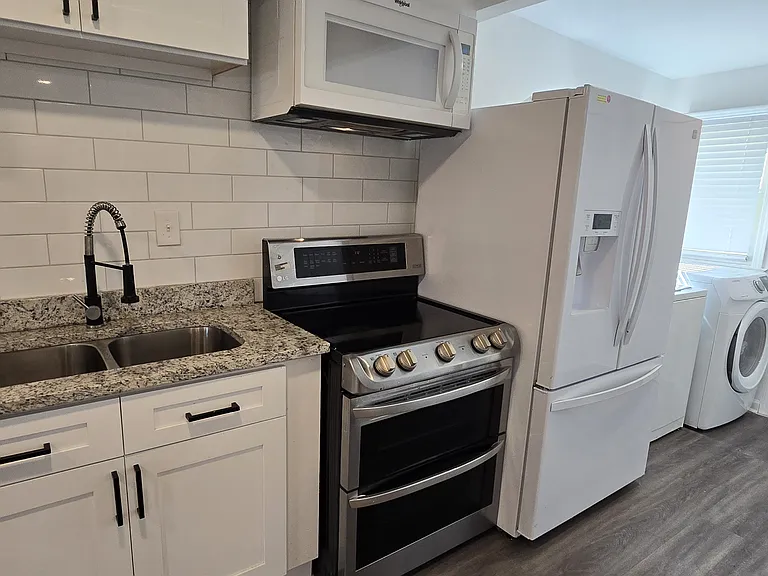 606 W Lake Ave NW — Photo 5