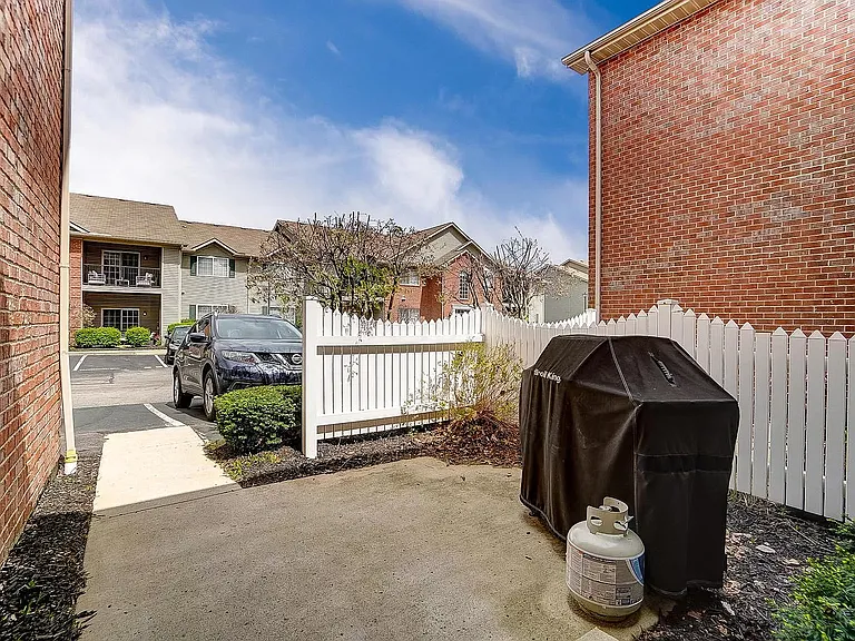 728 Spring Valley Dr — Photo 16