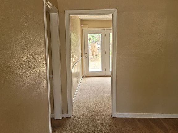 3rd image of 924 Crockett St