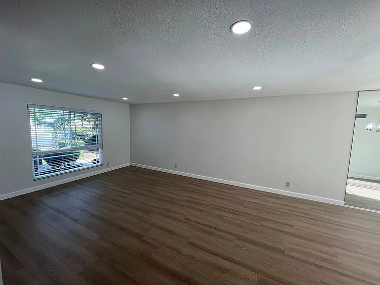19806 Strathern St — Photo 5