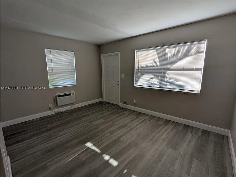 2300 Douglas St #7 — Photo 14