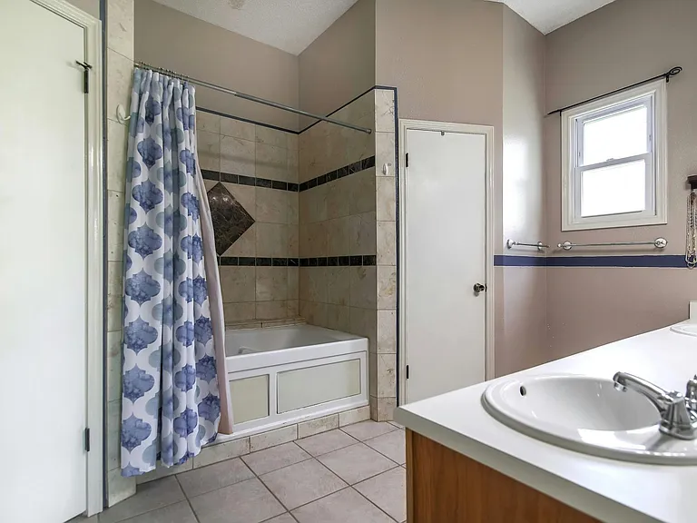 709 Sapling Cv — Photo 20