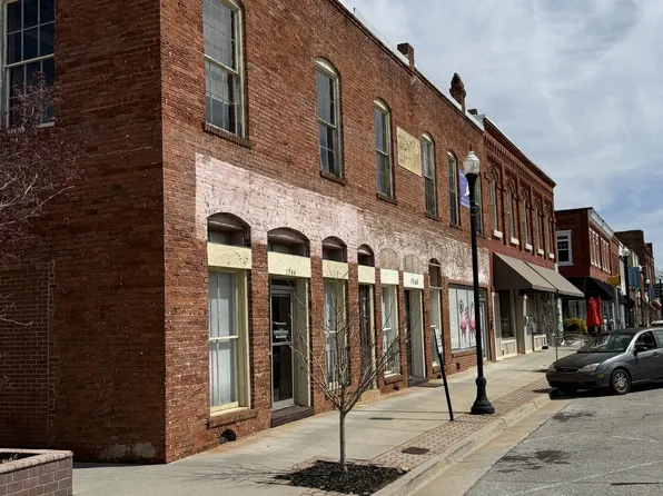 1736 N Broad St, Commerce, GA