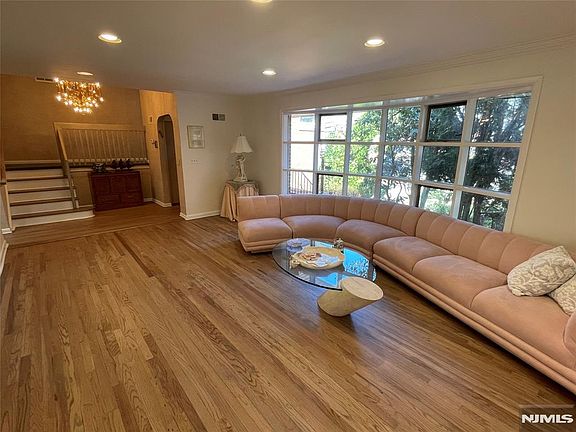 3rd image of 526 Rutland Ave