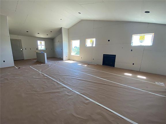 4th image of 807 NE Westgate Dr
