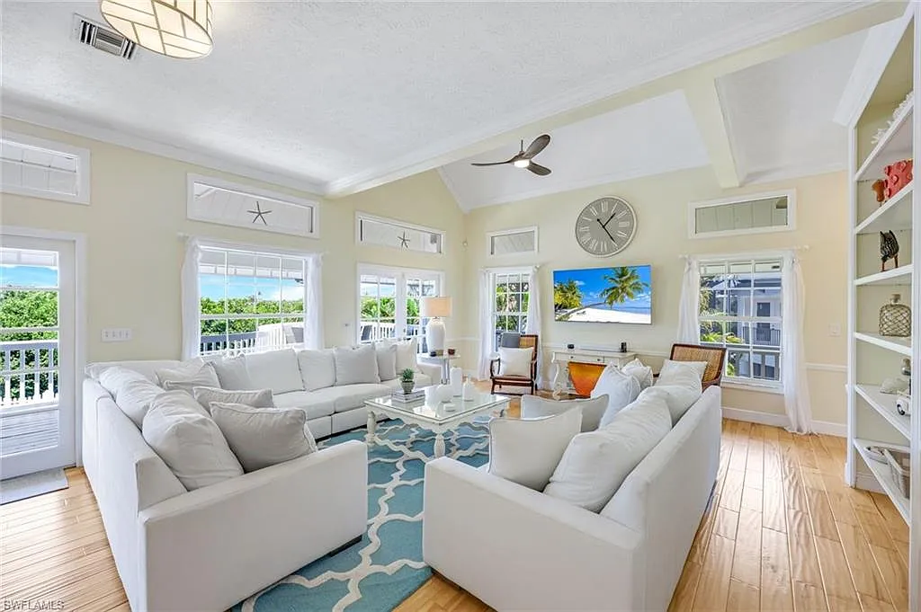 3 bed, 4.5 bath, 3665 sqft, $24,000 — Photo 4
