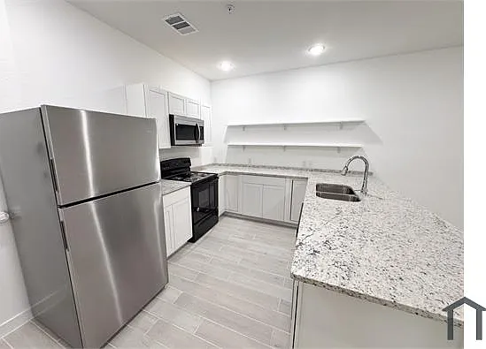 1503 E Southcross Blvd — Photo 14