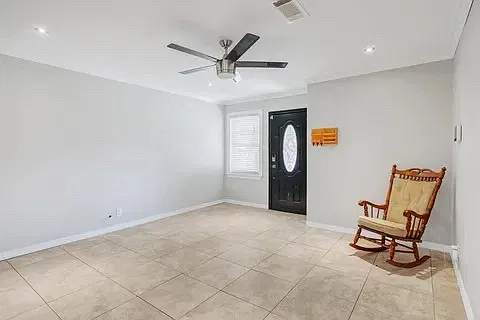 3 bed, 1104 sqft, $1,750 — Photo 3