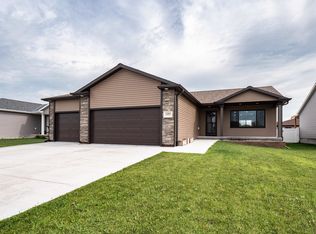 2205 E 37th St, Kearney, NE 68847
