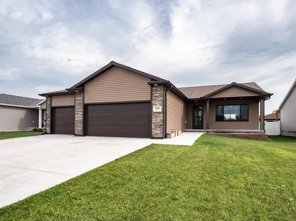 2205 E 37th St, Kearney, NE 68847
