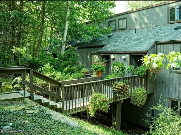 28 Middle Village Way, Tannersville, PA 18372