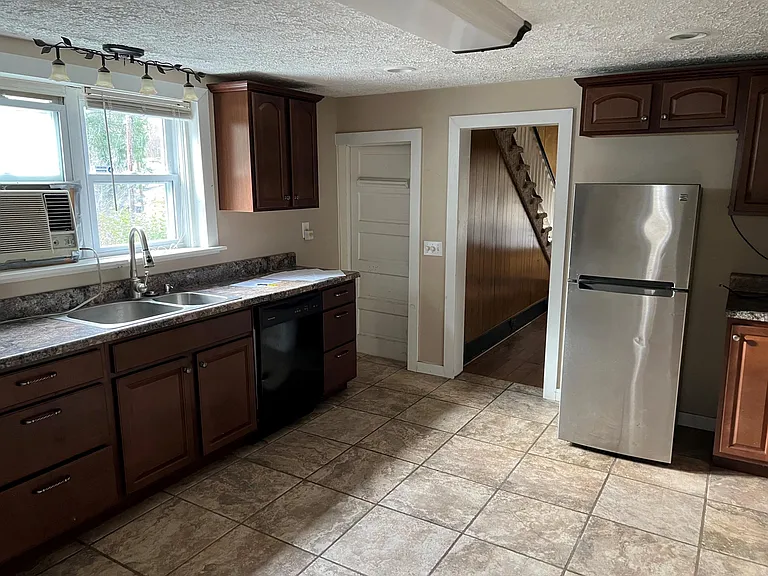 328 Jones St — Photo 3