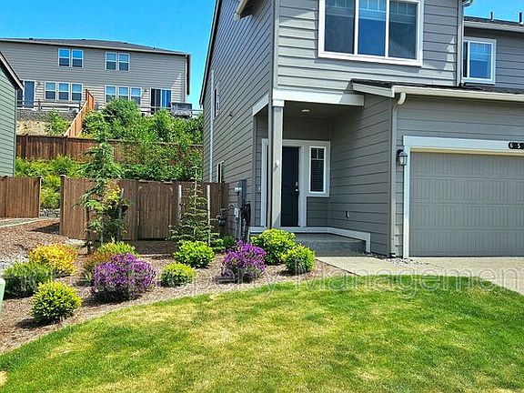 2nd image of 6524 Yorktown Pl NE