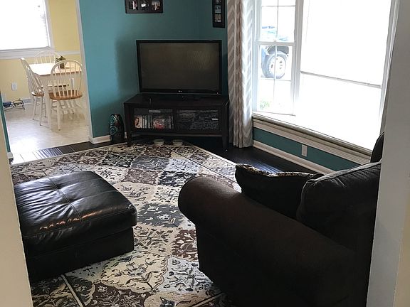 Living room w/bay window