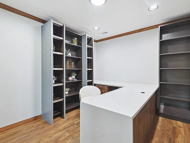 15305 Plum Ln — Photo 14