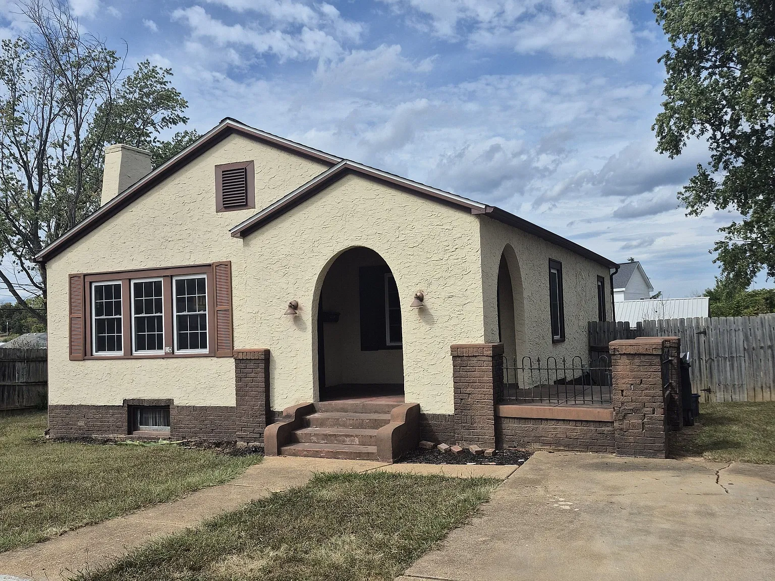 2 bed, 1.0 bath, 1200 sqft, $1,050 — Photo 1
