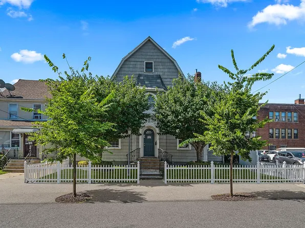 8928 207th St, Queens Village, NY 11427