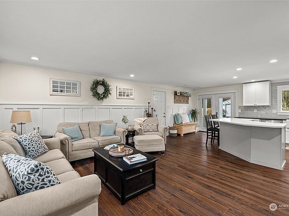 3rd image of 3529 Eagle Drive NE