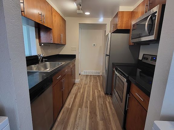 Granite countertops, stainless steel appliances
