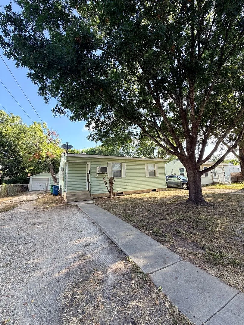 Harlandale 2 bedroom, 1 bath ready for move-in — Photo 1