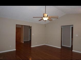218 Woodland Dr, Salem, IL 62881