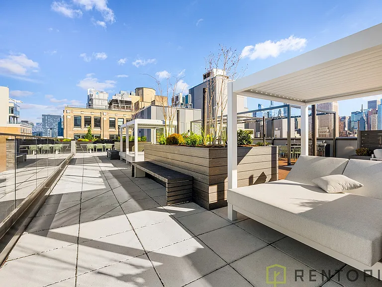 555 W 45th St #701D — Photo 62