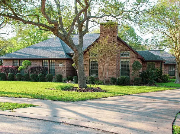 226 Dewberry Dr, Lake Jackson, TX 77566