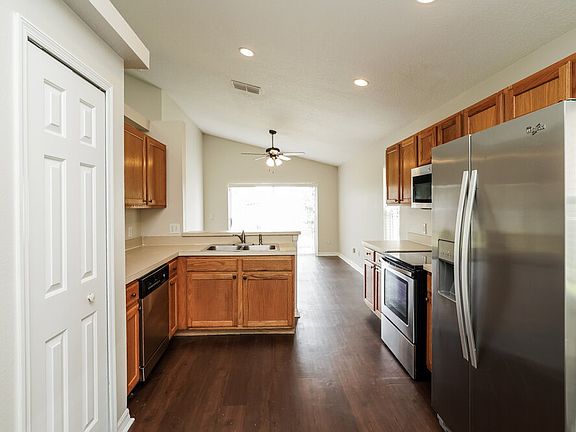 4th image of 1051 Pine St