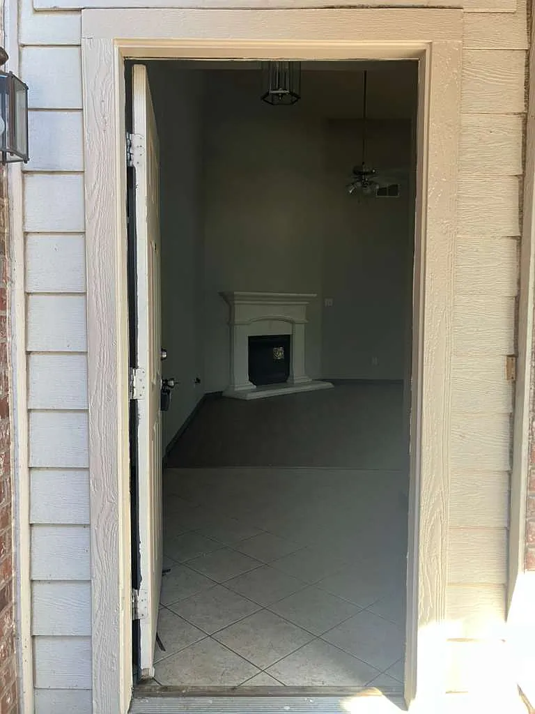 4 bed, 1600 sqft, $1,999 — Photo 2