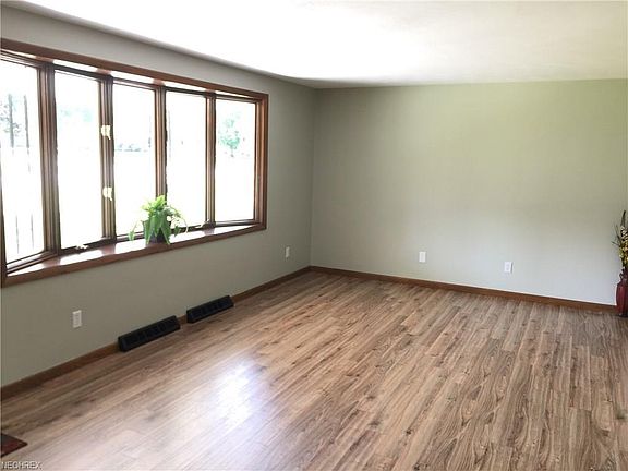 4th image of 5041 Broadview St NE