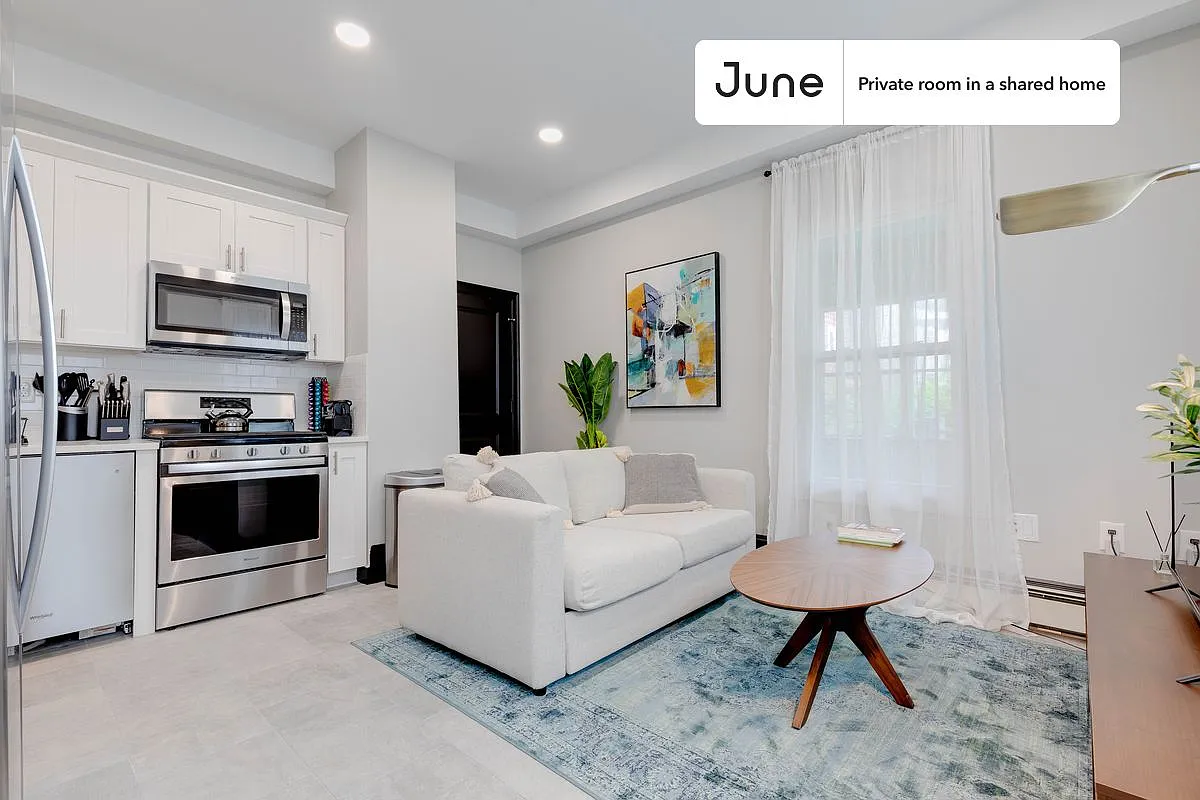 Queen bedroom in 3 bed/1 bath home in South Boston #196 B — Photo 4