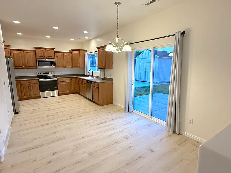 1875 S Spring Creek Dr — Photo 4