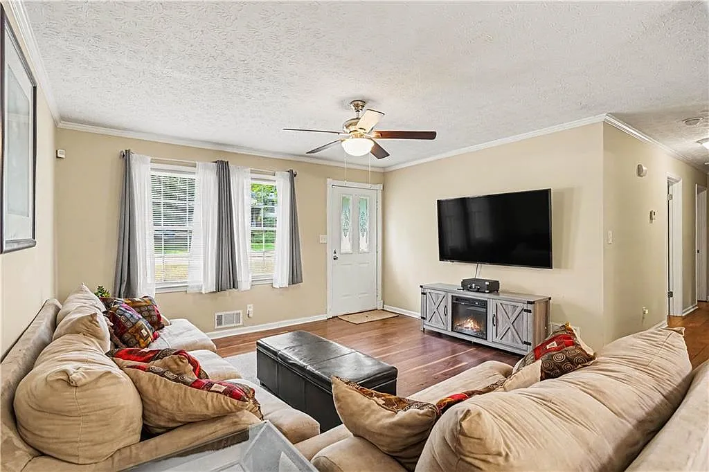 3 bed, 2.0 bath, 1152 sqft, $1,950 — Photo 4
