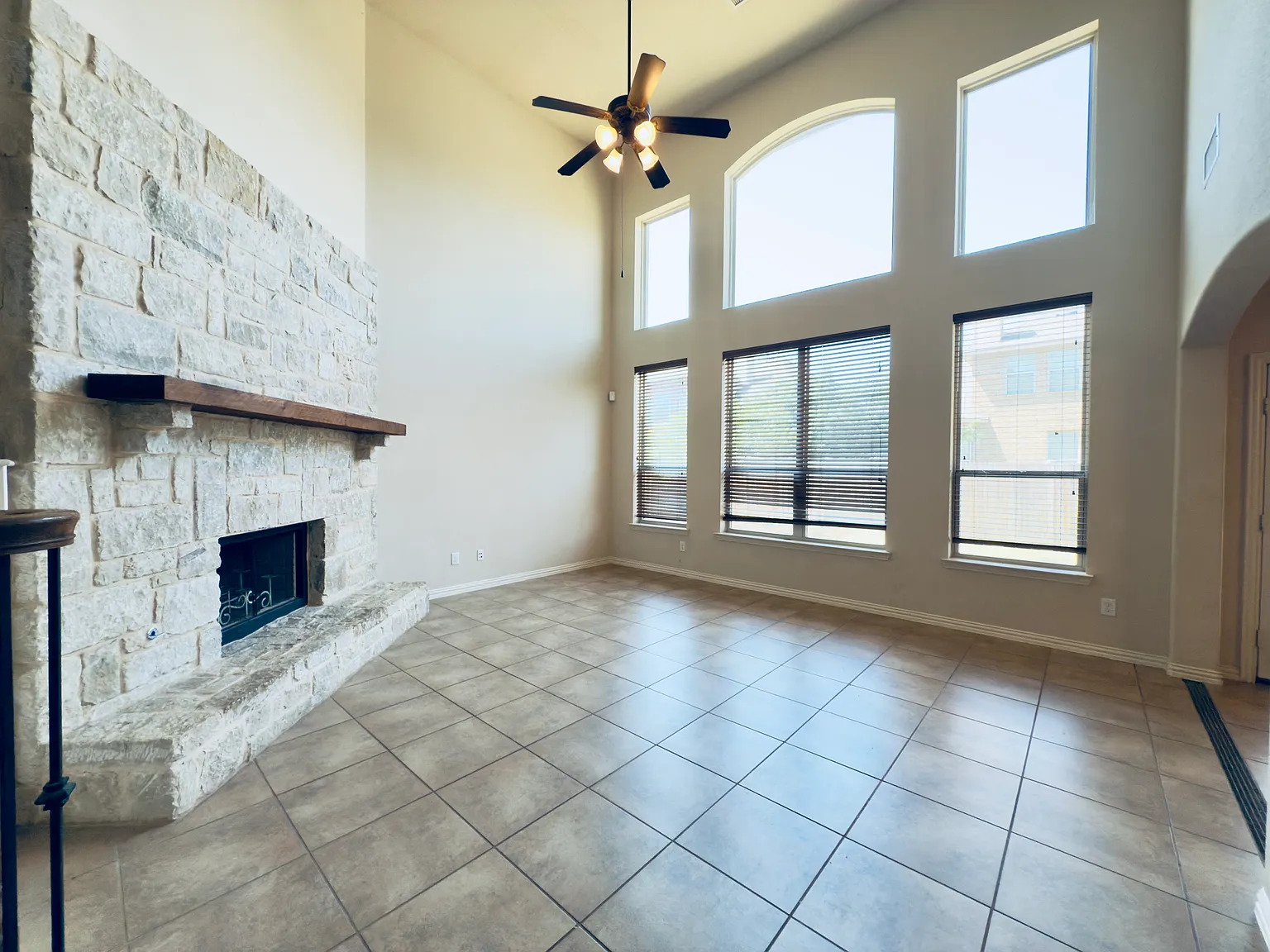 4 bed, 3.5 bath, 3344 sqft, $2,900 — Photo 4