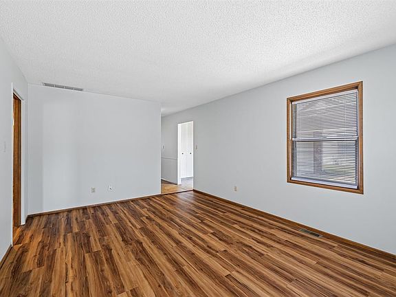 5th image of 2223 Count Turf Dr